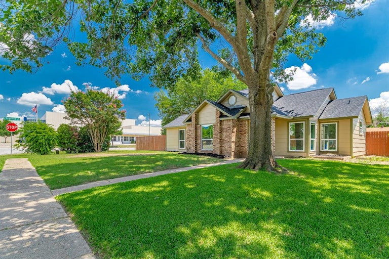 Photo 2 of 28 - 10828 Eastcrest Ln, Dallas, TX 75217