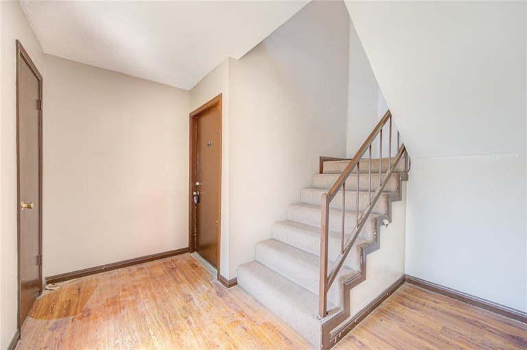 Photo 6 of 37 - 12200 Overbrook Ln #31A, Houston, TX 77077