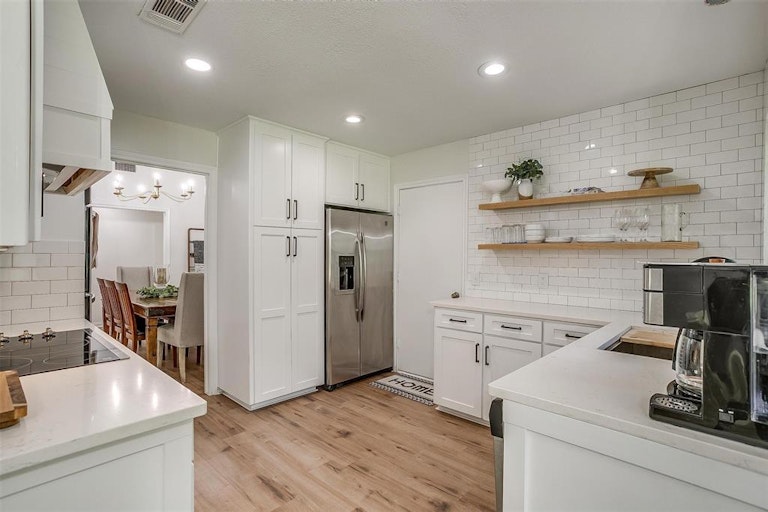 Photo 11 of 40 - 312 Emerald Ct, Burleson, TX 76028