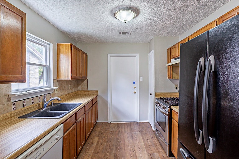 Photo 4 of 18 - 5535 Needville, San Antonio, TX 78233