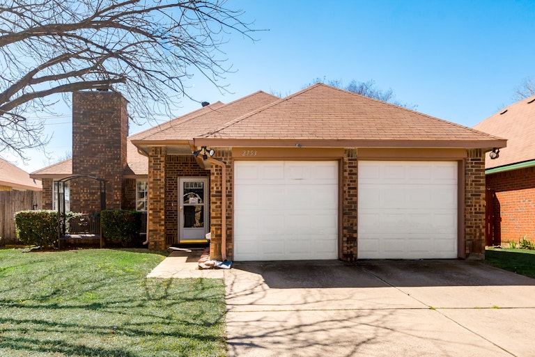 Photo 1 of 32 - 2753 Salado Trl, Fort Worth, TX 76118