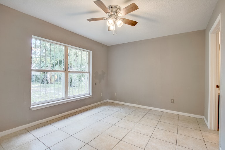 Photo 21 of 28 - 1915 2nd Dr, Sanford, FL 32771
