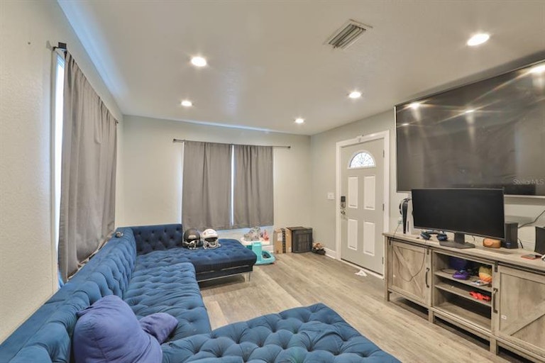 Photo 7 of 25 - 1138 Belleair Rd, Clearwater, FL 33756