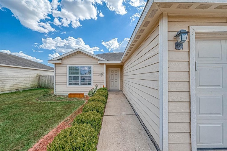 Photo 4 of 24 - 7118 Lilac Manor Ln, Richmond, TX 77469