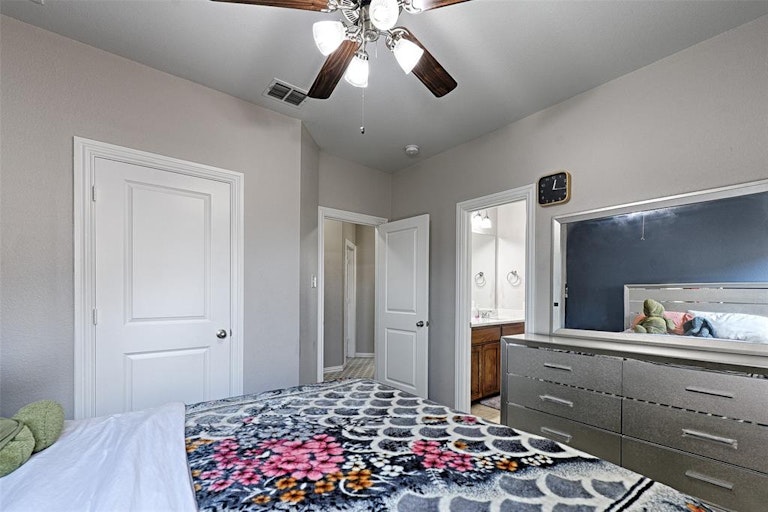 Photo 24 of 32 - 204 Vagon Castle Ln, Lewisville, TX 75056