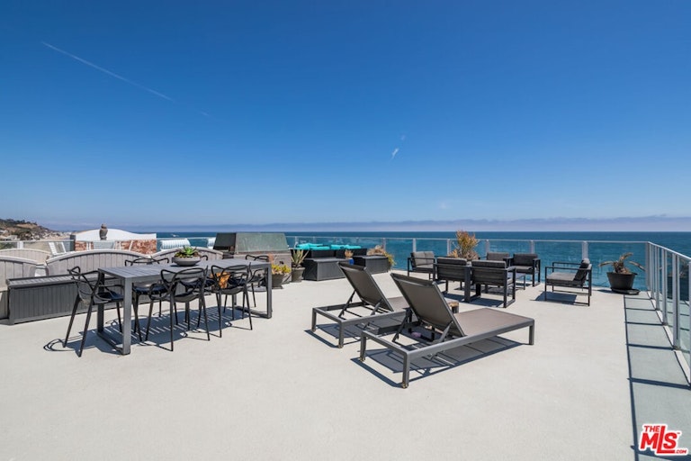 Photo 5 of 28 - 22548 Pacific Coast Hwy #410, Malibu, CA 90265