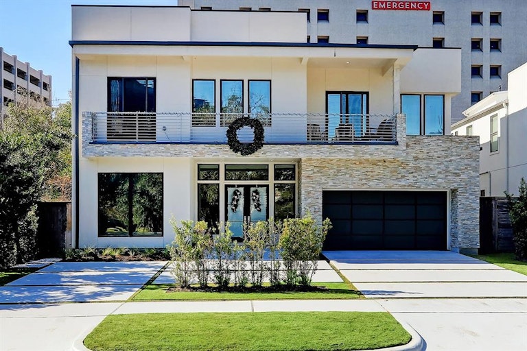 Photo 1 of 10 - 3738 Las Palmas St, Houston, TX 77027