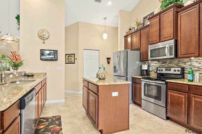 Photo 30 of 39 - 6 Essington Ln, Palm Coast, FL 32164
