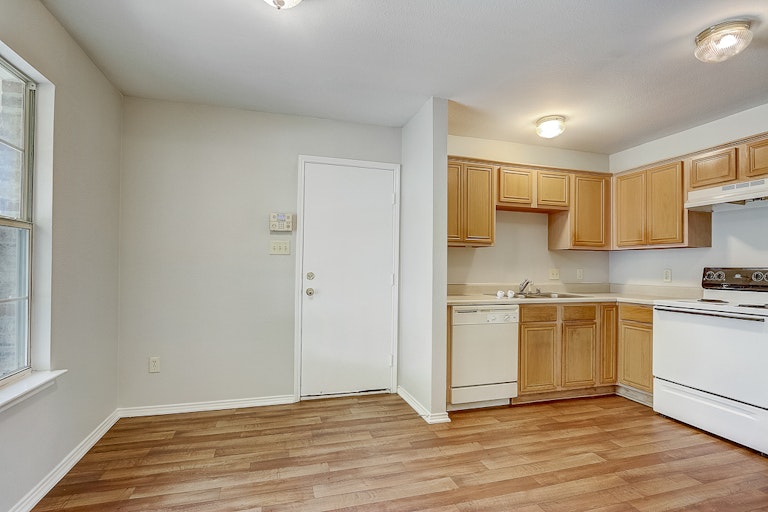 Photo 8 of 22 - 6814 Barrett Dr, Dallas, TX 75217