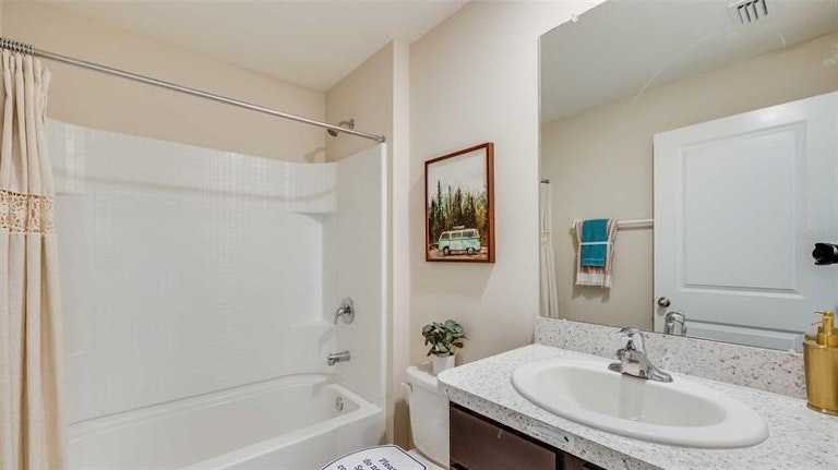 Photo 5 of 11 - 3227 Hilltop Cir, Bradenton, FL 34211