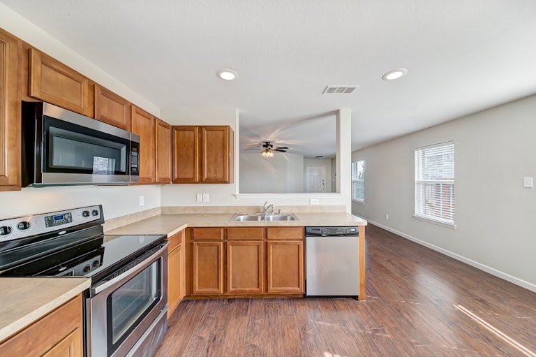 Photo 7 of 24 - 1374 Emily Ct, Burleson, TX 76028