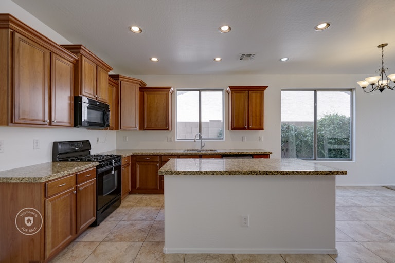 Photo 9 of 34 - 18016 W Paradise Ln, Surprise, AZ 85388