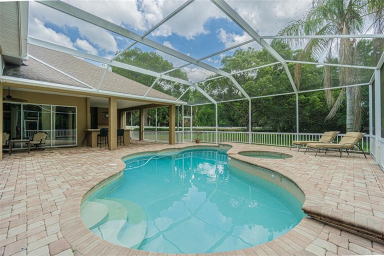 Photo 35 of 36 - 1462 Kensington Woods Dr, Lutz, FL 33549