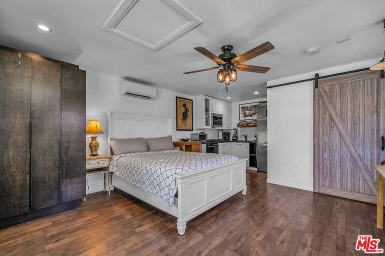 Photo 34 of 45 - 10643 Blix St, North Hollywood, CA 91602
