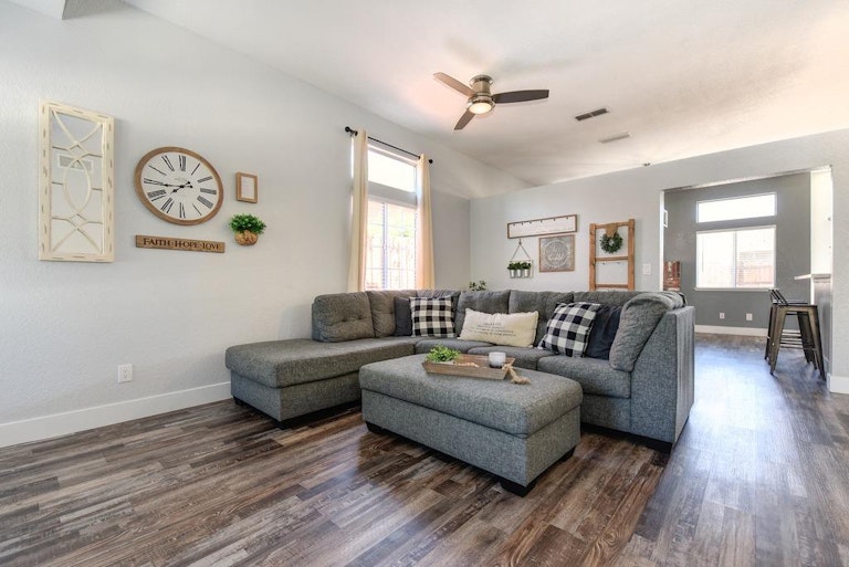 Photo 7 of 40 - 8372 Vintage Park Dr, Sacramento, CA 95828