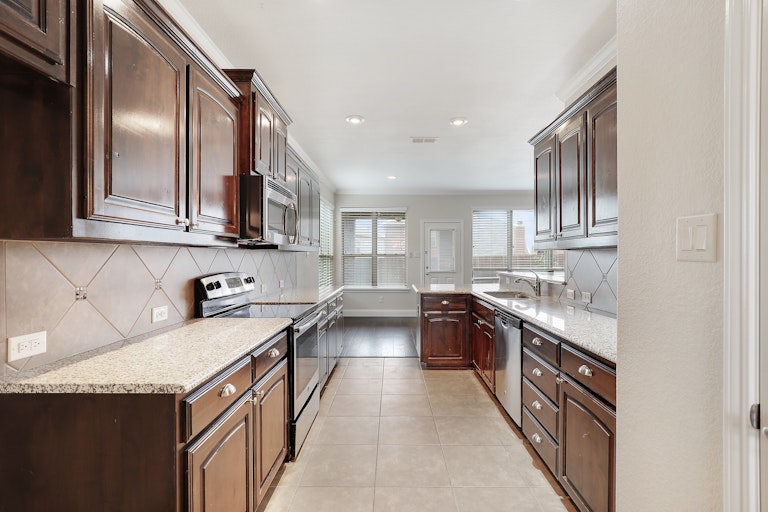 Photo 9 of 27 - 10405 Boxthorn Ct, Fort Worth, TX 76177