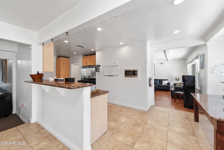 Photo 14 of 54 - 982 E Janss Rd, Thousand Oaks, CA 91360
