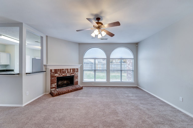 Photo 5 of 26 - 1020 Havenbrook Dr, Arlington, TX 76001