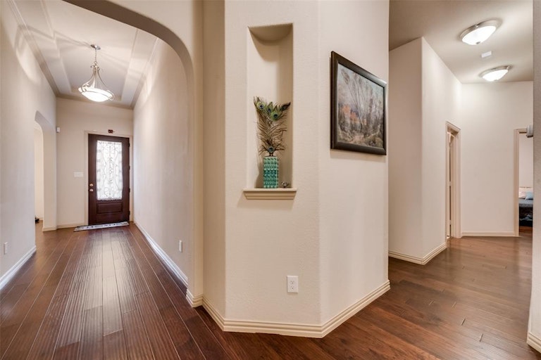 Photo 3 of 38 - 2222 Fallbrooke Dr, Grand Prairie, TX 75050