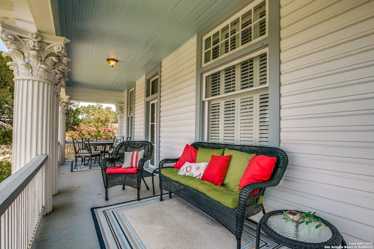 Photo 28 of 36 - 724 N Olive St, San Antonio, TX 78202
