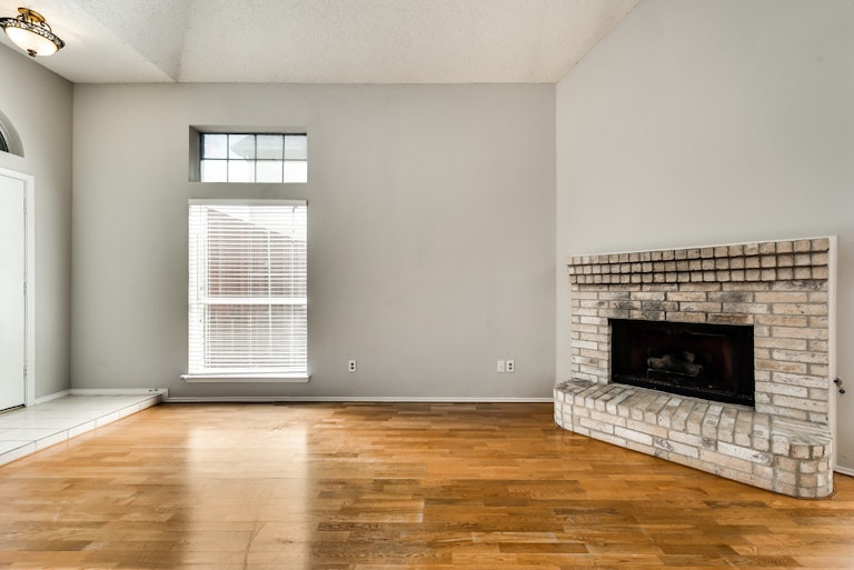 Photo 16 of 31 - 6930 Mazy Ln, Rowlett, TX 75089