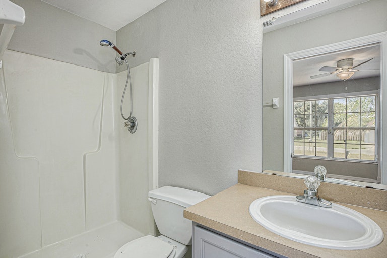 Photo 9 of 15 - 304 Arrowroot Rd, Eagle Lake, FL 33839
