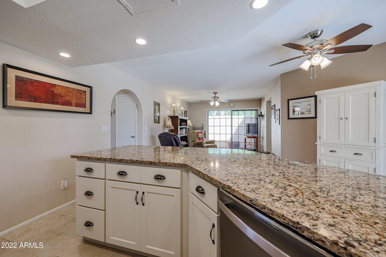 Photo 4 of 38 - 5207 E Half Moon Dr, Phoenix, AZ 85044