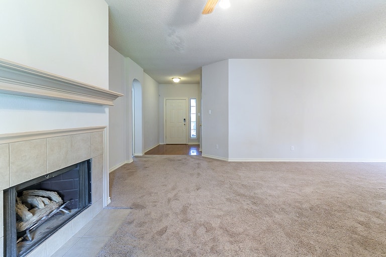 Photo 10 of 20 - 1028 Essex Dr, Cedar Hill, TX 75104