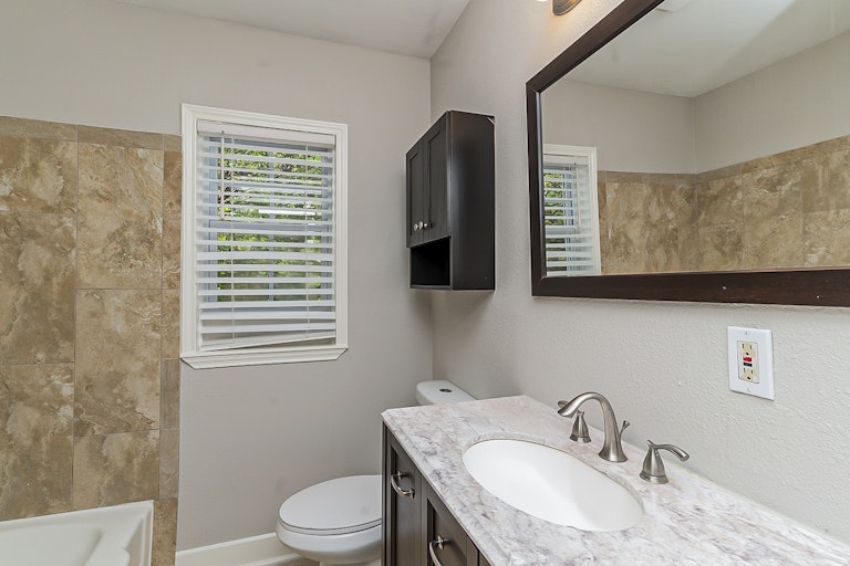 Photo 17 of 21 - 2812 E Ln, Fort Worth, TX 76116