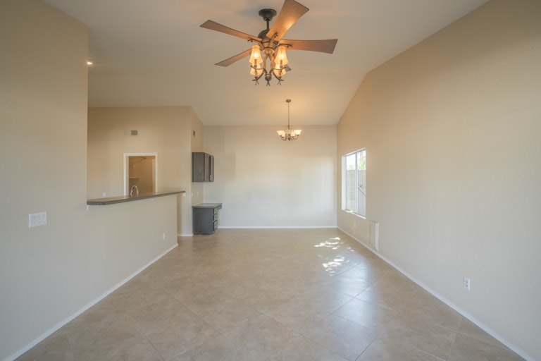 Photo 3 of 26 - 7734 W Wahalla Ln, Glendale, AZ 85308