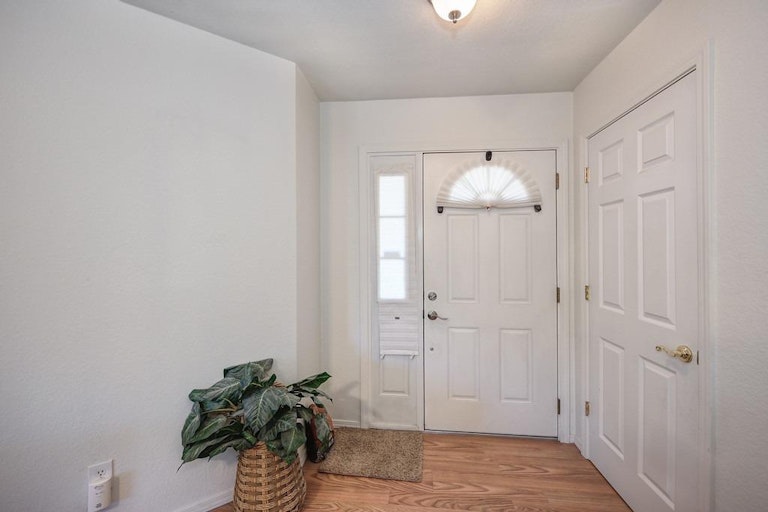 Photo 5 of 37 - 660 Tailwind Dr, Sacramento, CA 95838