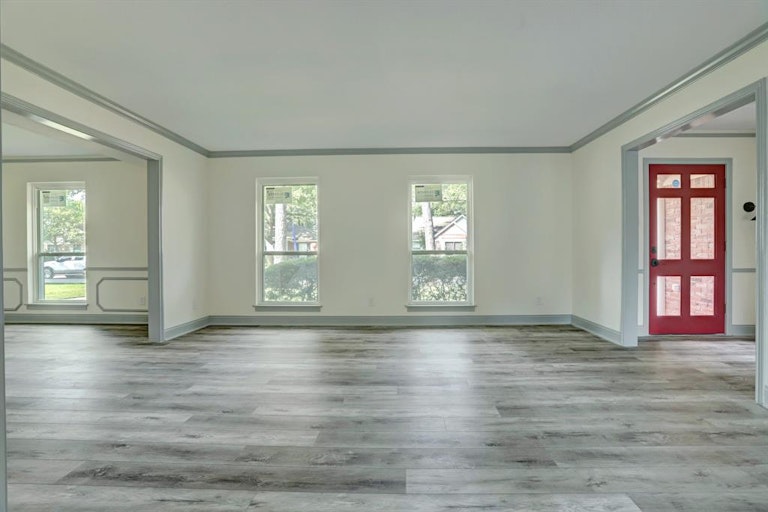 Photo 5 of 27 - 7919 Fairdale Ln, Houston, TX 77063