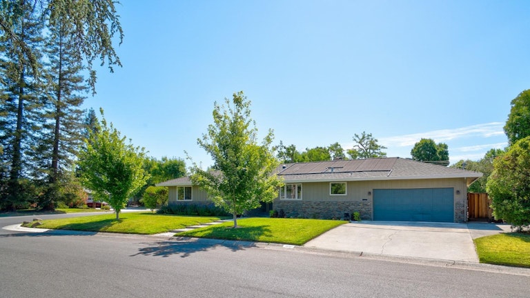 Photo 3 of 68 - 1940 Rolling Hills Rd, Sacramento, CA 95864