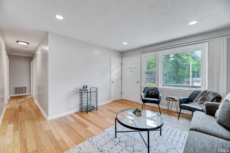 Photo 7 of 36 - 818 Shannon Dr, Chapel Hill, NC 27516