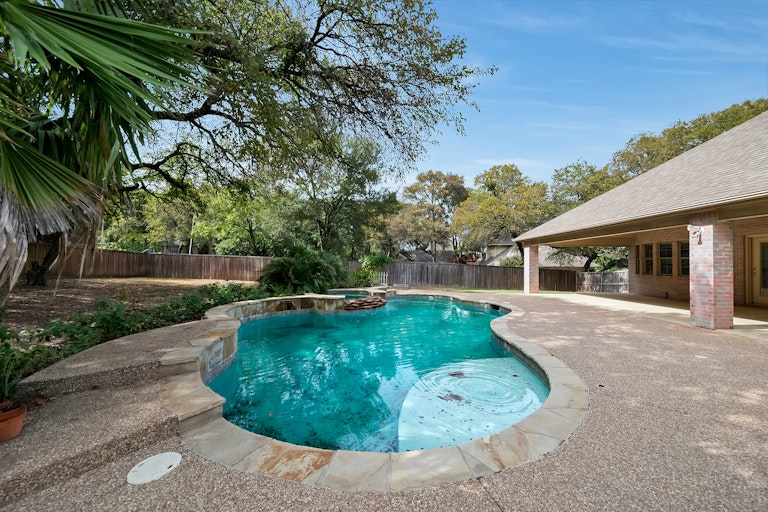 Photo 30 of 32 - 1105 NW Renfro St, Burleson, TX 76028