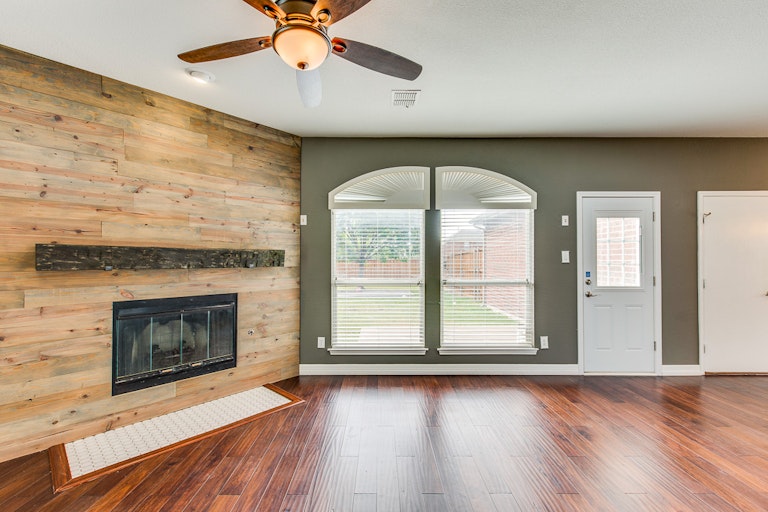 Photo 5 of 34 - 1132 Elm Brook Ct, Allen, TX 75002