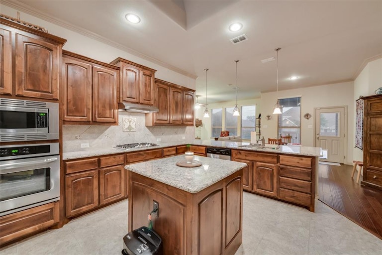 Photo 6 of 38 - 2222 Fallbrooke Dr, Grand Prairie, TX 75050