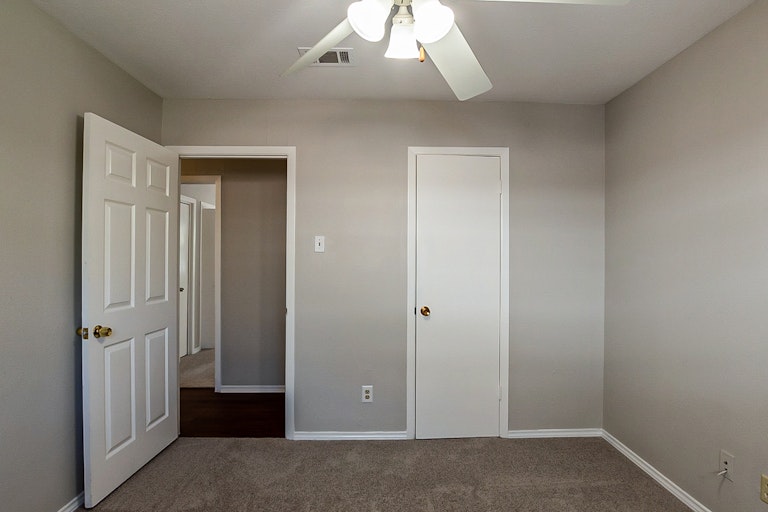 Photo 14 of 21 - 2717 Cantrell St, Irving, TX 75062
