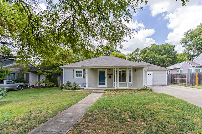 Photo 1 of 21 - 2812 E Ln, Fort Worth, TX 76116