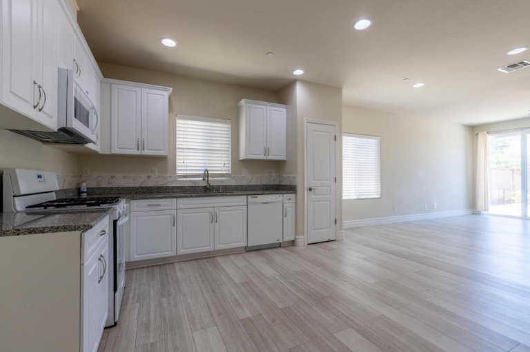Photo 10 of 51 - 7553 Chappelle Way, Elk Grove, CA 95757