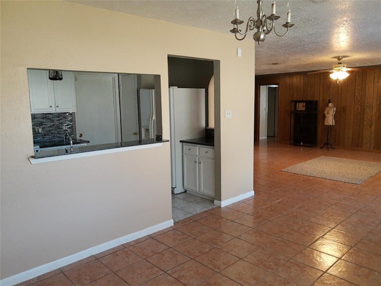 Photo 15 of 39 - 10706 Sageyork Dr, Houston, TX 77089