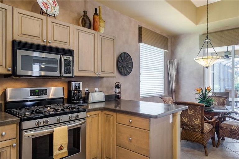 Photo 14 of 25 - 3984 Whispering Oaks Dr, North Port, FL 34287