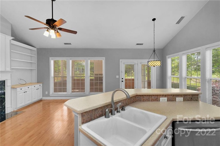 Photo 19 of 48 - 5418 Shoal Brook Ct, Charlotte, NC 28277