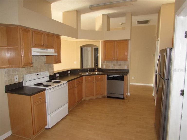 Photo 4 of 19 - 3520 Gray Whetstone St, Brandon, FL 33511