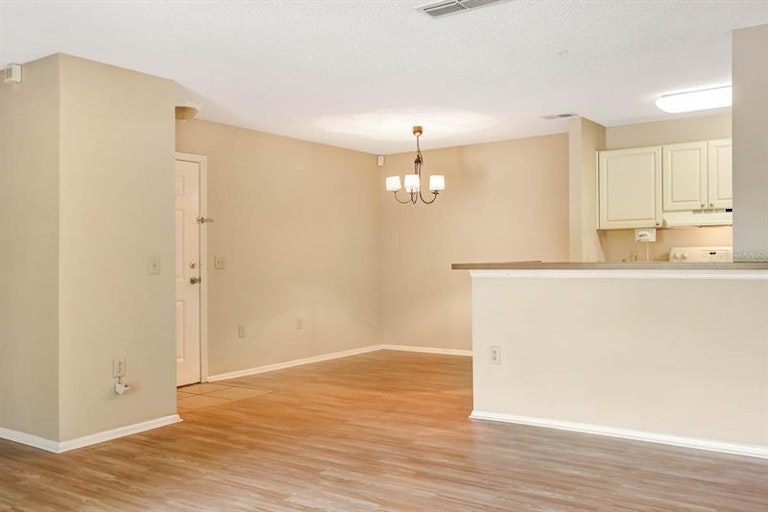Photo 6 of 15 - 9481 Highland Oak Dr #907, Tampa, FL 33647