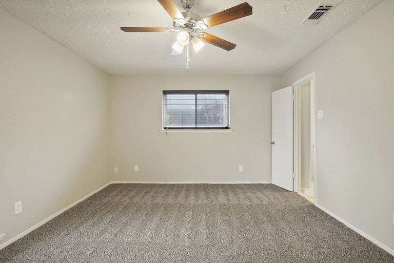 Photo 15 of 26 - 1600 Lexington Pl, Bedford, TX 76022