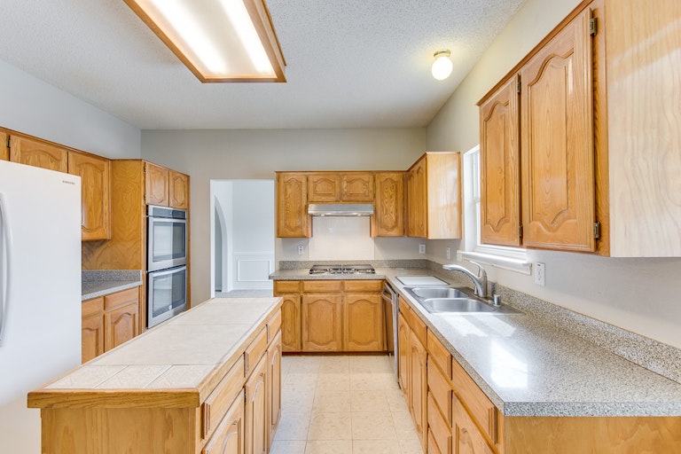 Photo 11 of 31 - 900 Heritage Pkwy S, Allen, TX 75002