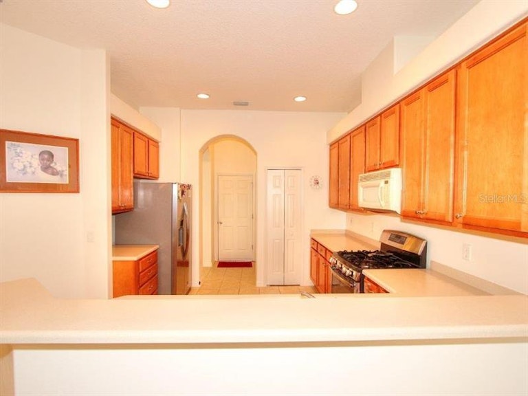 Photo 6 of 25 - 5561 Squires Dr, Leesburg, FL 34748