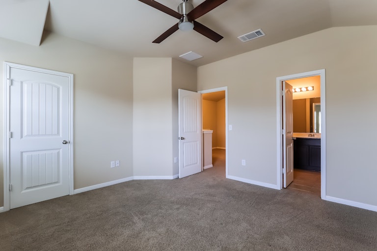 Photo 16 of 25 - 317 Crater Lake Dr, Pflugerville, TX 78660