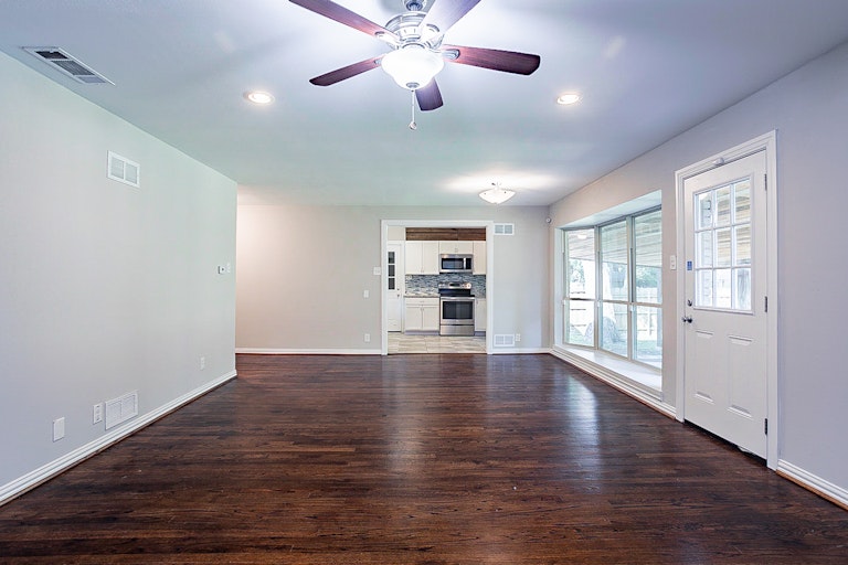 Photo 9 of 21 - 8627 Westglen Dr, Dallas, TX 75228
